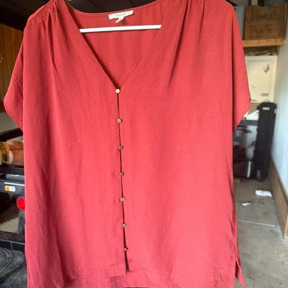 Maurices Blouse Size M Red V-Neck Button Front Short Sleeve